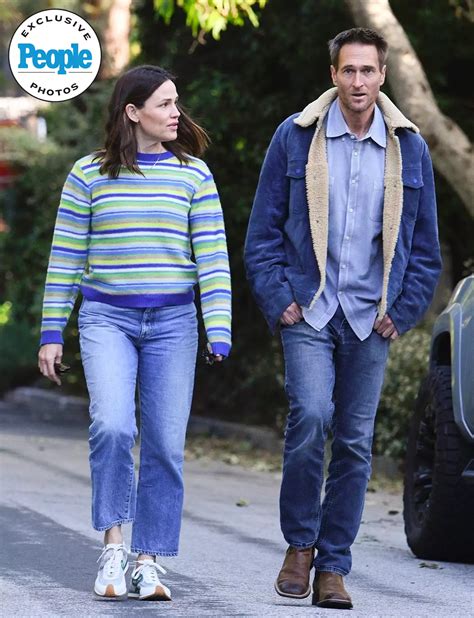 Jennifer Garner and Boyfriend John Miller Take a Springtime .
